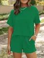 Modella che indossa un set verde a costine con top a maniche corte e pantaloncini. - Taglia S / Top E Pantaloni / Verde