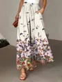 Dettaglio dei pantaloni a gamba larga a vita alta con stampe vivaci di farfalle e fiori colorati. - Stampa Farfalla e Fiore