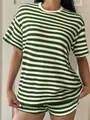 Nahaufnahme der grün-weiß gestreiften Stricktextur dieses sommerlichen T-Shirt-Sets für Damen - S / Oberteil und Unterteil / Grün