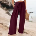 Detailansicht der weinroten Hose mit weitem Bein und elastischem Kordelzug für den Freizeitlook. - S / Unterteile / Dunkelrot