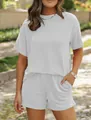 Dettaglio del tessuto a coste grigio chiaro sul set casual estivo da donna a due pezzi - Taglia S / Top E Pantaloni / Bianco