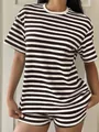 Detailansicht eines braun-weiß gestreiften Oversize-T-Shirt- und Shorts-Sets für Damen - S / Oberteil und Unterteil / Kaffeebraun