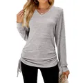 Detailansicht eines grauen V-Ausschnitt-Langarmshirts mit seitlicher Raffung am Saum. - S / Oberteile / Hellgrau