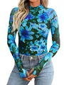 Primer plano de camiseta de malla con flores azules, manga larga y aberturas para pulgar - Azul