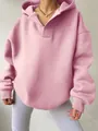 Detailansicht des rosa Oversized-Kapuzenpullovers mit weichem Fleece und weiter Passform. - Rosa