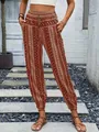 Detalle de pantalones bohemios con estampado étnico, cintura elástica y botones - Rojo Ladrillo