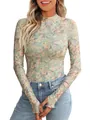 Primer plano detallado de un top de malla floral con mangas largas y agujeros de pulgar. - M / Tops / Verde claro