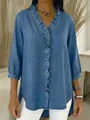 Detalle de una blusa azul de imitación de mezclilla con volantes y escote en V - S / Tops / Azul
