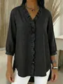 Detalle de una camisa negra de mujer con volantes, cuello en V y efecto denim lavado. - S / Tops / Negro