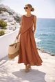 Détail d'une robe de vacances de style méditerranéen avec liseré noir et coupe en A. - S / Haut Et Bas / Rouge Orangé