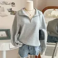 Felpa grigia oversize casual con colletto a mezza zip presentata su un manichino da esposizione - Taglia S / Top / Grigio melange