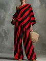 Nahaufnahme eines Vintage-Sets aus rot-schwarz gestreiftem Oberteil und weiter Hose - S / Oberteil Und Unterteil / Rot