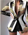 Gros plan d'un blazer cintré à rayures noires et blanches et motifs de plumes dorées - Rayures Noires et Blanches