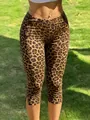 Primer plano de leggings capri con estampado de leopardo y detalle de abertura lateral - S / Bottoms / Estampado de leopardo