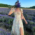 Robe fleurie à manches bouffantes et fente dans un champ de lavande style vie - XS / Motif floral