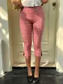 Primer plano de pantalones capri Y2K de cuadros rojos y blancos con abertura lateral. - S / Bottoms / Rosa a Cuadros
