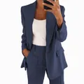 Klassieke marineblauwe slim-fit blazer en pantalon set voor elegante dameskantoor kleding - S / Boven- En Onderstuk / Marineblauw