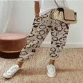 Detailansicht der bedruckten Damen-Freizeithose aus Baumwolle und Leinen mit elastischem Bund. - S / Khaki Bedruckt