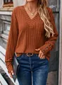 Dettaglio maglia a maniche lunghe a coste con scollo a V e bottoni decorativi per l'autunno - Colore caramello