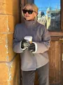 Dettaglio di un elegante cappotto di lana grigia con collo alto e bottoni laterali - Taglia S / Top / Grigio