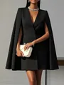 Vue détaillée d'une élégante robe blazer cape noire à double boutonnage chic. - S / Haut Et Bas / Noir