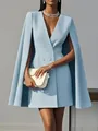 Détail d'une robe blazer à cape bleu clair avec double boutonnage portée par un mannequin. - S / Haut Et Bas / Bleu