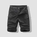 Pantalones cortos tipo cargo negros holgados para hombre con múltiples bolsillos y cremallera. - S / Bottoms / Negro