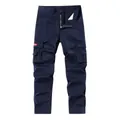 Pantaloni cargo uomo blu navy gamba dritta con multi-tasche e piccola etichetta rossa - Blu scuro