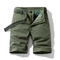 Pantaloncini cargo da uomo verde militare a scacchi con cintura su fondo bianco. - Verde militare