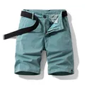 Pantaloncini cargo estivi da uomo in verde acqua con motivo a quadri e vestibilità comoda - 28 / Pantaloni e gonne / Azzurro