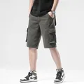 Pantalones cortos tipo cargo para hombre con varios bolsillos en un tono verde oliva - 28 / Bottoms / Gris oscuro