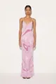 Vista completa de elegante vestido largo de satén con estampado abstracto rosa en modelo - S / Violeta Claro