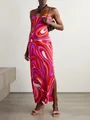 Vista detallada del vibrante estampado psicodélico en un vestido lencero de satén con abertura - S / Rojo