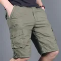 Vue détaillée du short cargo pour hommes en coton vert olive avec plusieurs poches. - S / Bas / Vert