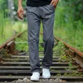 Lässige Herrenhose aus reiner Baumwolle mit geradem Bein in Dunkelgrau, ideal für die Freizeit - Grau