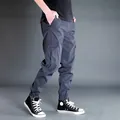 Bequeme graue Herren Cargo-Hose mit elastischen Bündchen und Seitentaschen für den Herbst - M / Mitteldicker Stil (Unten) / Dunkelgrau