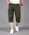 Detalle de pantalones cortos cargo para hombre en puro algodón, corte holgado verde - M / Bottoms / Verde Militar