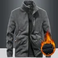 Dicke graue Herren Outdoor Fleecejacke mit warmem Innenfutter und Stehkragen Design - M / Oberteile / Vliesgefütterter Dicker Stil / Grau