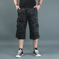 Men's loose fit camouflage cargo shorts in breathable 3/4 length dark camo cotton fabric - Black Camouflage