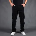 Pantalones cargo negros clásicos para hombre con diseño de múltiples bolsillos y corte recto - 29 / Bottoms / Negro