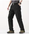 Pantalón cargo negro para hombre con múltiples bolsillos funcionales y corte recto detallado. - 29 / Bottoms / Negro