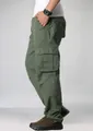 Vista laterale di pantaloni cargo verde oliva con ampie tasche laterali e dettagli - Verde erba