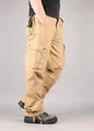Seitenansicht khakifarbene Herren-Cargohose mit lockerem Schnitt und Taschen-Design - 29 / Unterteile / Khaki