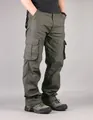 Detailansicht einer olivgrünen Herren-Cargohose mit mehreren Taschen und lockerer Passform. - 29 / Unterteile / Armeegrün