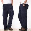 Dunkelblaue Cargo-Hose mit mehreren Taschen in Seiten- und Rückansicht. - Marineblau