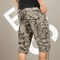 Stylische Herren Khaki Cargo-Shorts mit urbanem Grafik-Print und 3/4-Länge Design - 28 / Unterteile / Hellarmeegrün