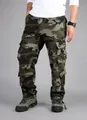 Detailansicht der locker sitzenden grünen Tarn-Cargo-Hose für Herren mit Taschen - 38 / Grünes Camouflage (Unterteil)