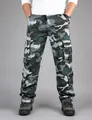 Vorderansicht der Herren-Cargohose in Blau-Camouflage mit mehreren Taschen - 38 / Blaues Camouflage (Unterteil)