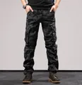 Detailansicht der strapazierfähigen schwarzen Camouflage-Cargohose für Herren - 38 / Schwarzes Camouflage (Unterteil)