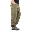 Seitenansicht der olivgrünen Herren Cargo-Hose mit Taschen aus robuster Baumwolle - 38 / Unterteile / Militärgelb